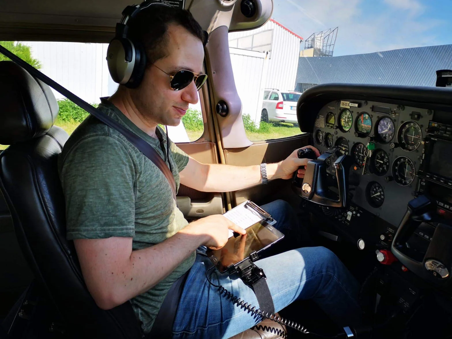 Dream Pilot Organizer na kolana pilot – uchwyt na telefon komórkowy, tablet, kompatybilny ze wszystkimi smartfonami, mini tabletami i iPadem Mini dla pilotów i kierowców ciężarówek – mocowanie na