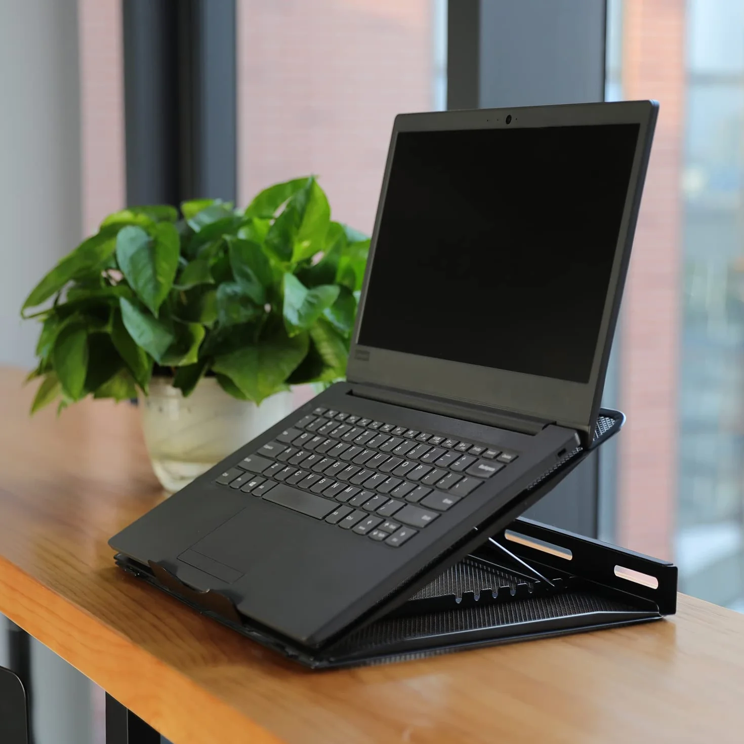 Amazon Basics Podstawka pod laptopa wentylowana regulowana ergonomiczna 17,3 cala 43,9 cm czarna