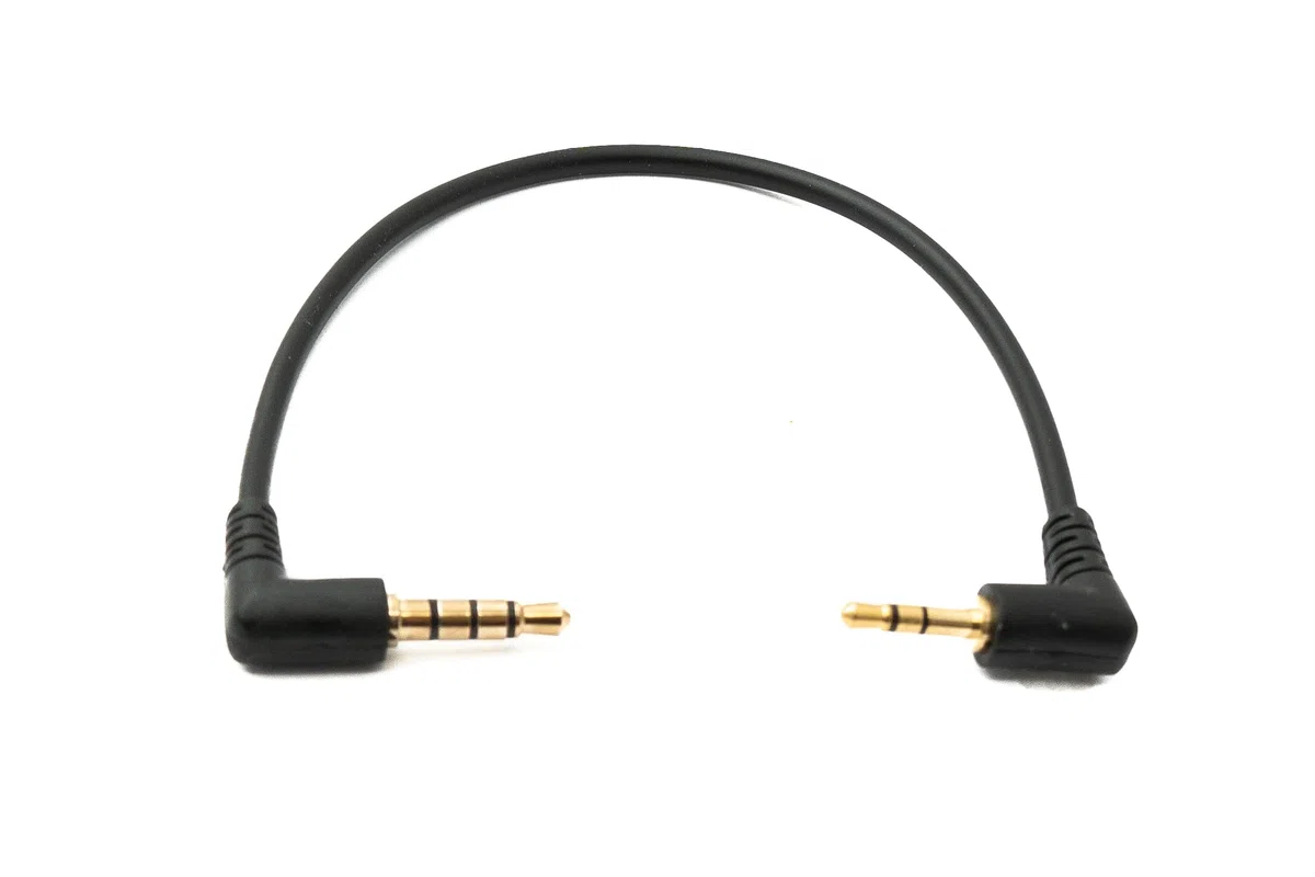 System-S Kabel audio 15 cm 2,5 mm wtyczka jack do 3,5 mm wtyczka kątowa AUX adapter czarny