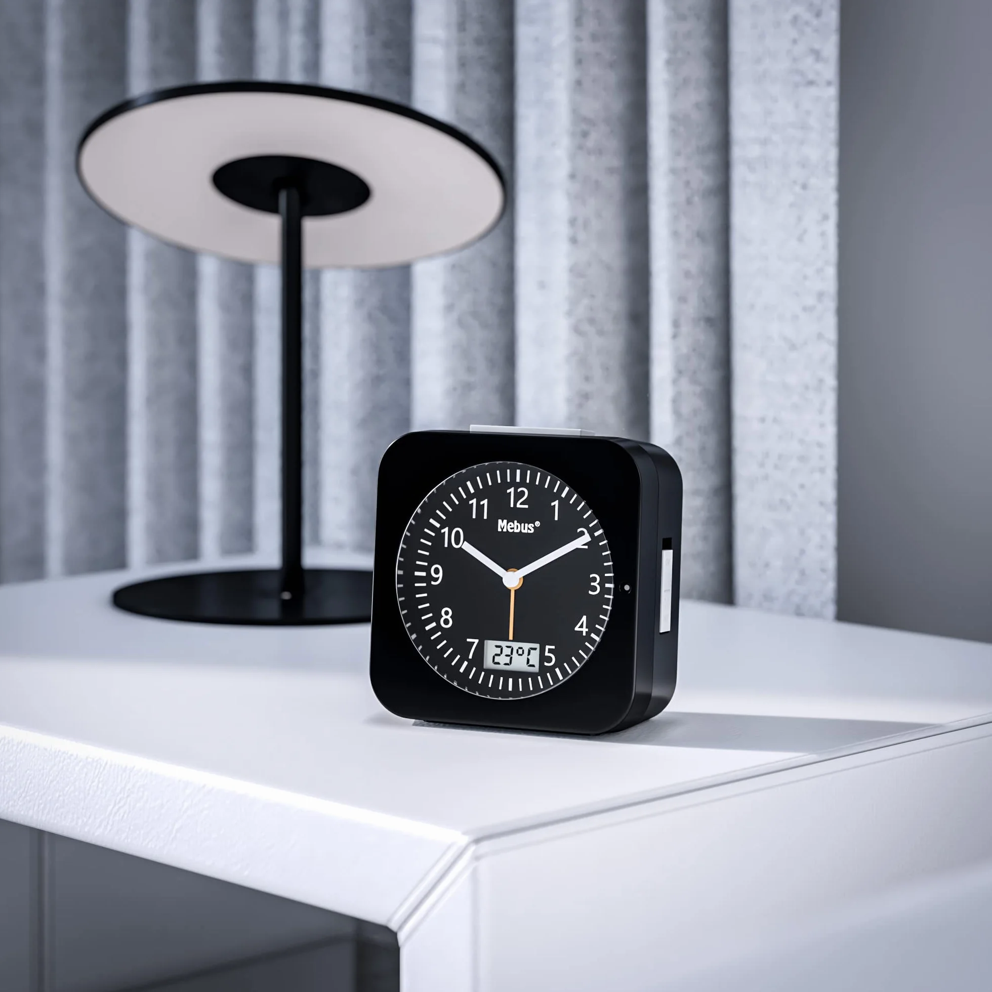 MEBUS Funk-Wecker mit Thermometer/Datumsanzeige, Schlummerfunktion, großes Display/Quadratisch/Hintergrundbeleuchtung/Farbe: Schwarz/Modell: 25609