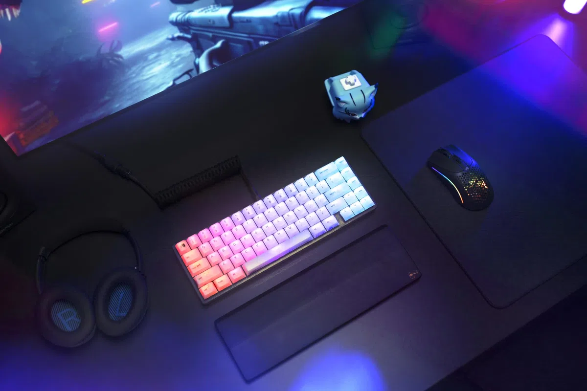 Glorious Gaming 115 klawiszy Polychroma RGB – przezroczyste, zapewniające maksymalny efekt RGB, Cherry, wytrzymały poliwęglan, oryginalny krój, świetna akustyka, układ US – polichromia