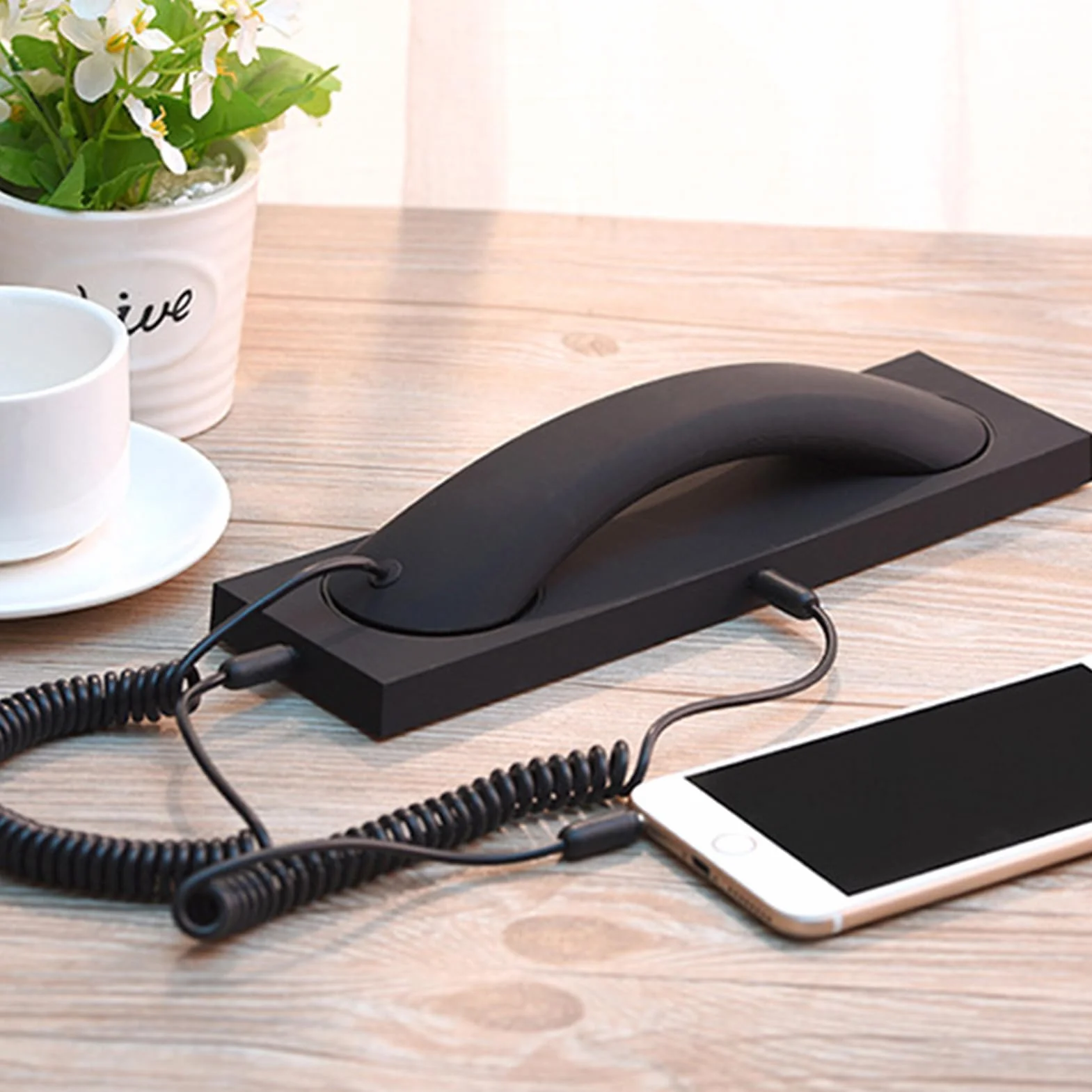 Słuchawka do telefonu retro – klasyczny odbiornik, komponent gniazda redukcyjnego do połączenia stacjonarnego, wtyczka jack 3,5 mm, akcesorium do jednostki ściennej, nostalgiczny przedmiot do pracy