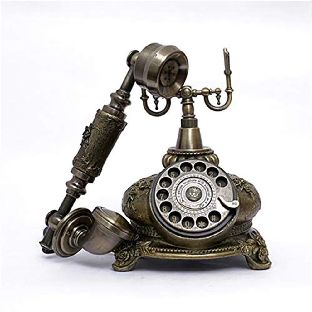 Telefon retro, replika telefonu zabytkowego, telefon stacjonarny retro, przewodowy, złoty, modny telefon z lat 60. z klasycznym obrotowym wybieraniem numerów.
