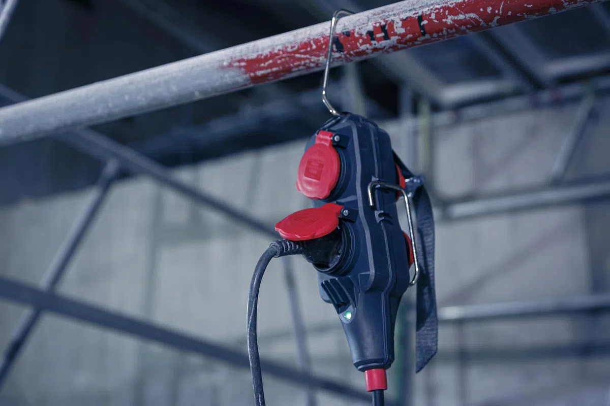 Brennenstuhl Professional listwa zasilająca z przedłużaczem – listwa zasilająca z 4 gniazdami, kabel 15 m w kolorze czarnym, zastosowanie na placu budowy i stałe zastosowanie na zewnątrz, IP54