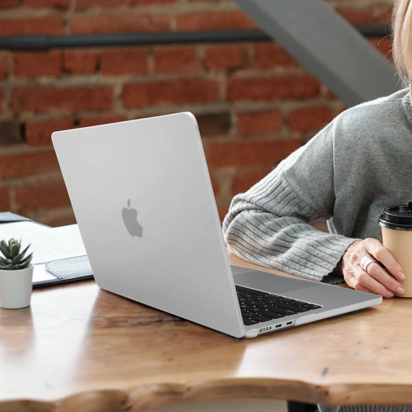 TECOOL Etui kompatybilne z MacBook Air M4 M3 M2 13,6" 2022/2024/2025 (A3240 A3113 A2681), odporne na odciski palców, ultracienkie etui ochronne z ochroną klawiatury (układ UE), matowe przezroczyste