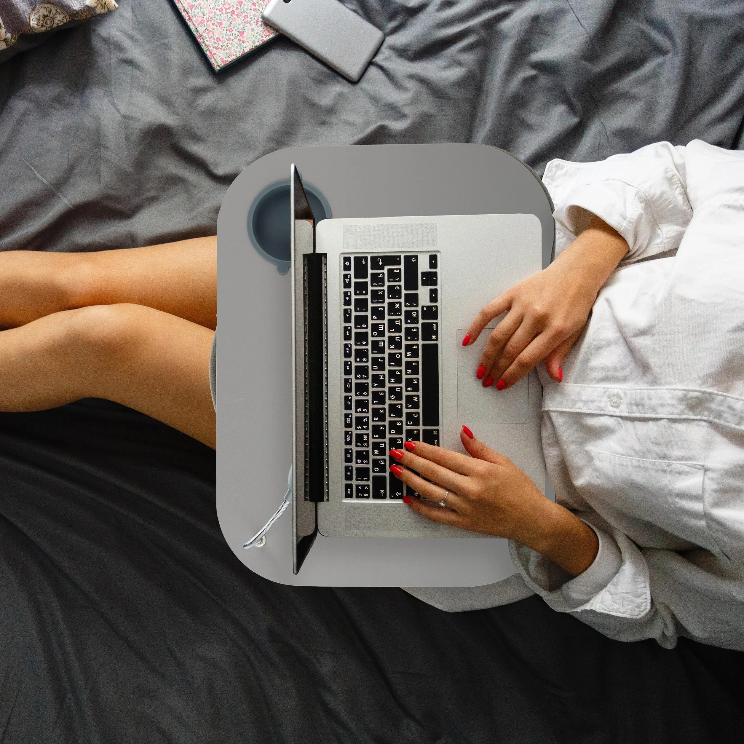 Relaxdays 10012569 Taca na laptopa z uchwytem na kubek i oświetleniem LED, przenośny stół