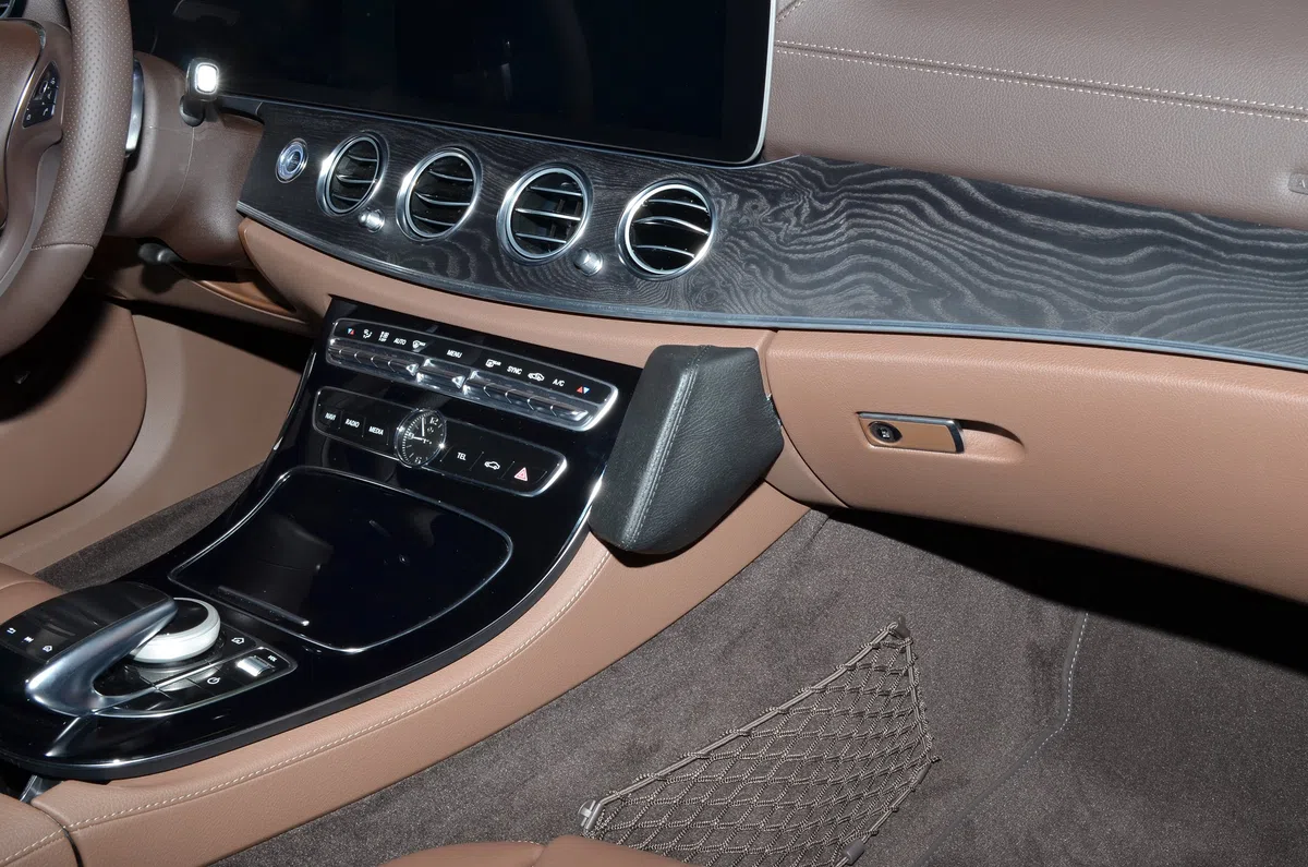 KUDA 2355 Uchwyt sztuczna skóra czarny do Mercedes klasy E (W213 / S213) od 04/2016