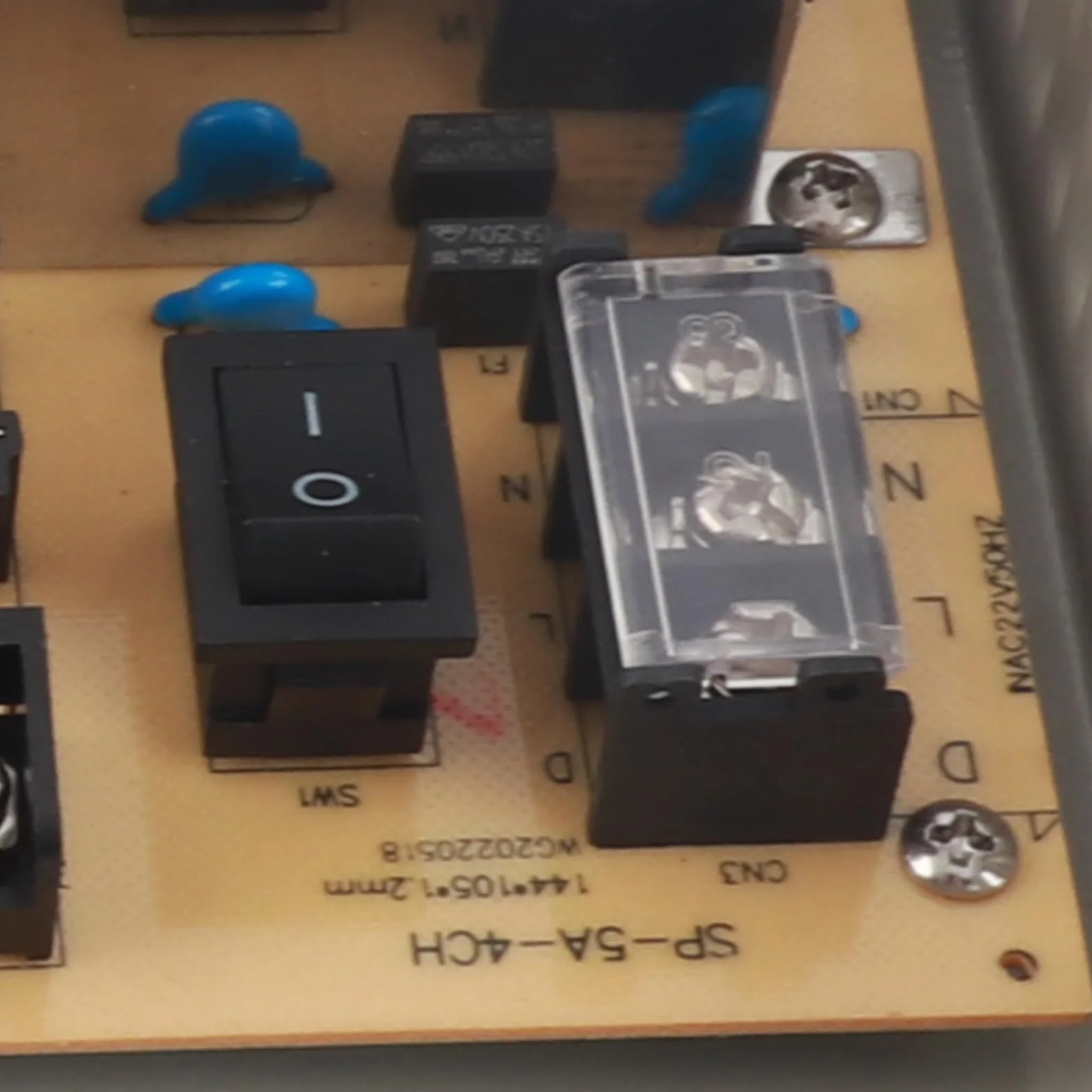 Zasilacz CCTV 4-kanałowy 12V z Metalową Obudową i Zamkiem dla Kamer Bezpieczeństwa, Rejestratorów DVR, Kamer IP